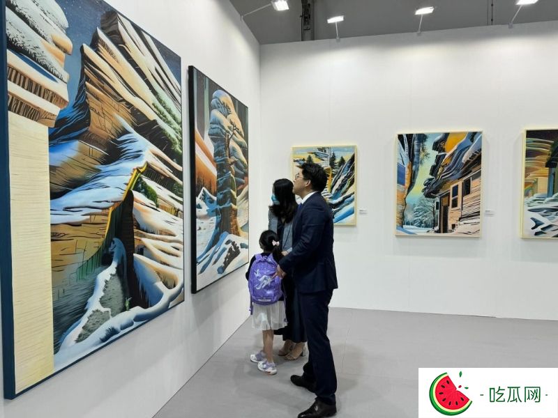 伏明霞一拖三高鐵動車到深圳看展覽，一個分配吃驚網(wǎng)友：看到照片嚇一跳！
