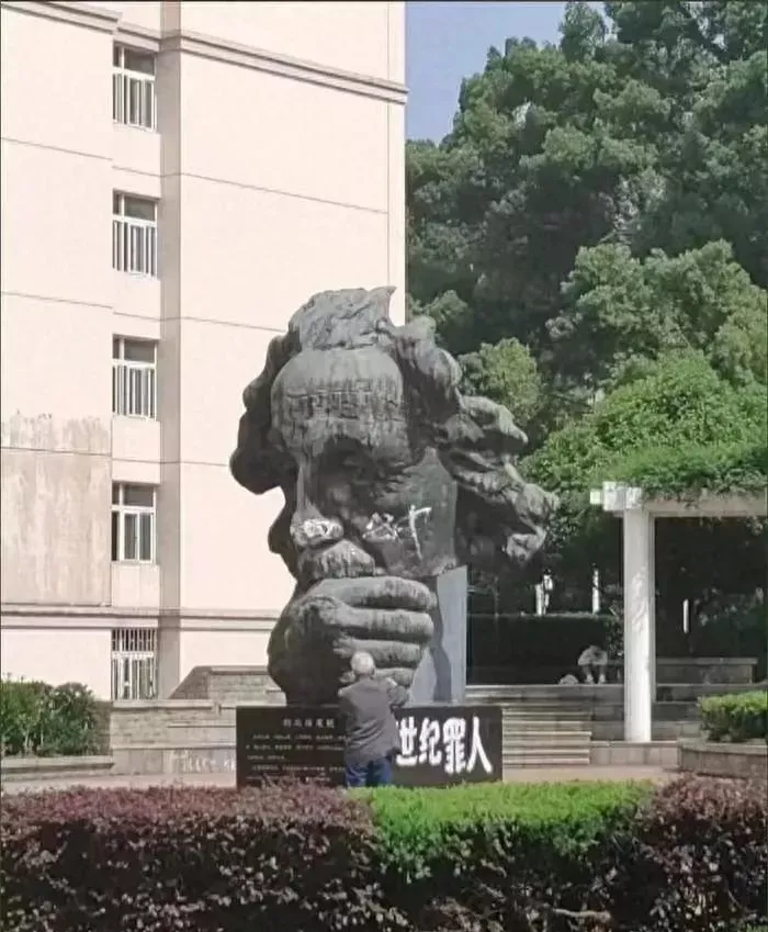 愛因斯坦雕塑遭涂鴉“大**” 華中科技大學回應