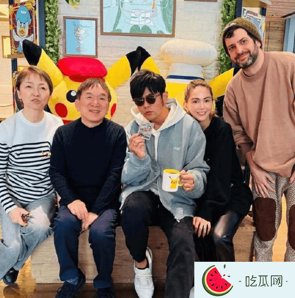 周杰倫曬與寶可夢社長合照 被贈送超稀有卡
