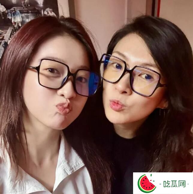 章子怡張雪迎素顏合照曝光 兩人同框看話劇