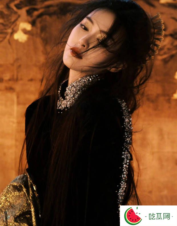 唐嫣身著修身黑裙勾勒曼妙曲線(xiàn)，鎏金眼妝解鎖酷颯高級(jí)感