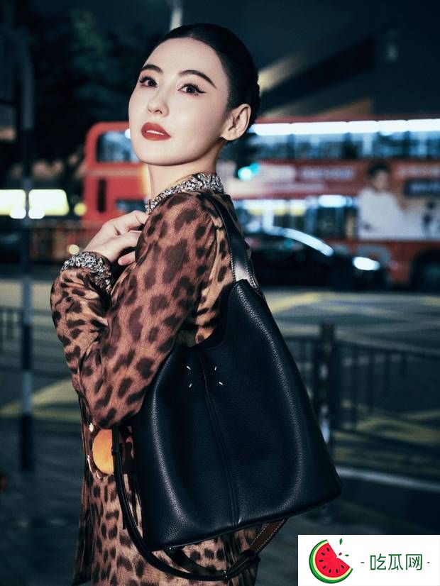 復(fù)古豹紋裙配維港風(fēng)情，張柏芝港風(fēng)經(jīng)典穿搭夢(mèng)回《喜劇之王》