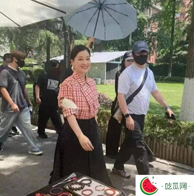50歲梅婷南京被偶遇，路人視角難以言喻，腰粗臉大肉眼泡加大背頭